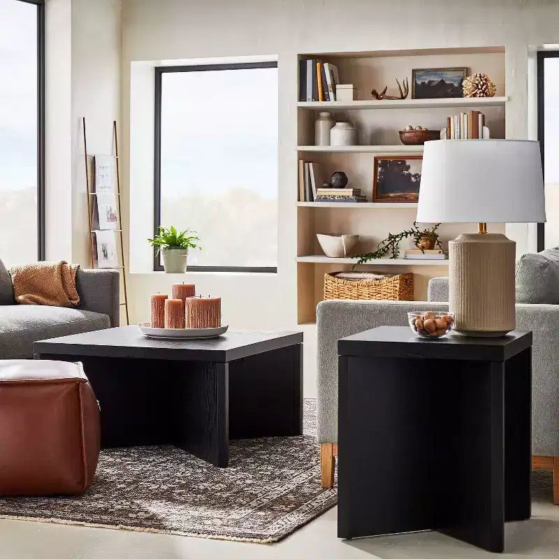 Tavolino da Caffè Quadrato in Legno Nero: Design Moderno con Gambe Incrociate